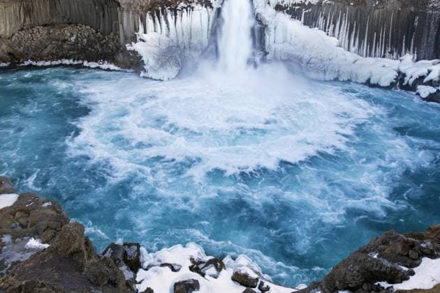  Wasserfall Aldeyjarfoss am Fluss Skjálfandafljót im Winter in der nordöstlichen Region, Norðurland eystra, Nordurland eystra, Island, Europa *** Waterfall Aldeyjarfoss on River Skjálfandafljót at Winter in the northeastern Region, Norðurland eystra, Nordurland eystra, Iceland, Europe Copyright: imageBROKER/alimdix/xArterra ibltsm09213753.jpg