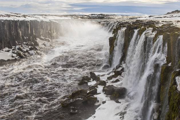  SelfossWasserfall am Fluss Jökulsá á Fjöllum in der Jökulsárgljúfur Schlucht im Winter, Nordregion in Island *** SelfossWaterfall on River Jökulsá á Fjöllum in the Jökulsárgljúfur Gorge at Winter, Northern Region in Iceland Copyright: imageBROKER/alimdix/xArterra ibltsm09213765.jpg