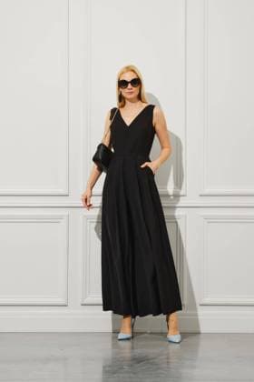  Stilvolle blonde Geschäftsfrau in schwarzem Kleid und Sonnenbrille hält Handtasche auf ihrer bloßen Schulter *** stylish blonde Businesswoman in black Dress and Sunglasses holds Handbag at their naked Shoulder Copyright: imageBROKER/AlekseixIsachenko ibxaii09194381.jpg ,model released, Symbolfoto ,property released
