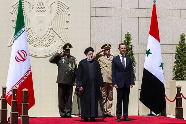 Bilder des Jahres 2023, News 05 Mai News Themen der Woche KW18 Syrien, Baschar al-Assad empfängt Irans Präsident Ebrahim Raisi in Damskus May 3, 2023, Damascus, Damascus, Syria: Iranian President EBRAHIM RAISI (L) and his Syrian counterpart BASHAR AL ASAD (R) during a welcome ceremony in Damascus, Syria, 03 May 2023. It is the first visit by an Iranian head of state to war-torn Syria since the beginning of the country s uprising-turned-civil-war in 2011, in which Tehran helped tip the balance of power to the government. Damascus Syria - ZUMAi98_ 20230503_zih_i98_015 Copyright: xIranianxPresidencyx