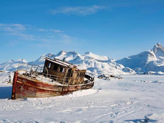 Schiffswrack im gefrorenen Kong Oscar Fjord, Tasiilaq, Insel Ammassalik, Kommuneqarfik Sermersooq, Ostgrönland, Grönland, Nordamerika *** Shipwreck at frozen Kong Oscar Fjord, Tasiilaq, Island Ammassalik, Kommuneqarfik Sermersooq, East Greenland, Greenland, North America Copyright: imageBROKER HerbertxBerger ibxheb09194115.jpg