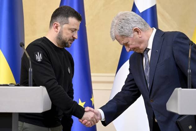 News Themen der Woche KW18 Finnland, Sauli Niinistö empfängt Wolodymyr Selenskyj in Helsinki President of Ukraine Volodymyr Zelensky (L) and President of Finland Sauli Niinistö shake hands during their joint press conference at the Presidential Palace in Helsinki, Finland, on May 3, 2023. Zelensky made a surprise visit to Finland to meet Nordic Prime Ministers and Finnish President Niinistö. Helsinki Finland  Copyright: xVesaxMoilanenx LKFTJ20230503143535AEHR