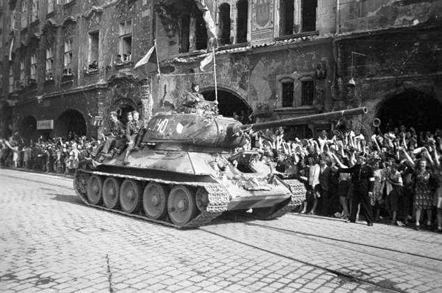 Berliners welcome Soviet tankmen 2602 09.05.1945 Berliners welcome Soviet tankmen. Leonid Dorenskiy Sputnik Prague Czechoslovakia  Copyright: xLeonidxDorenskiyx