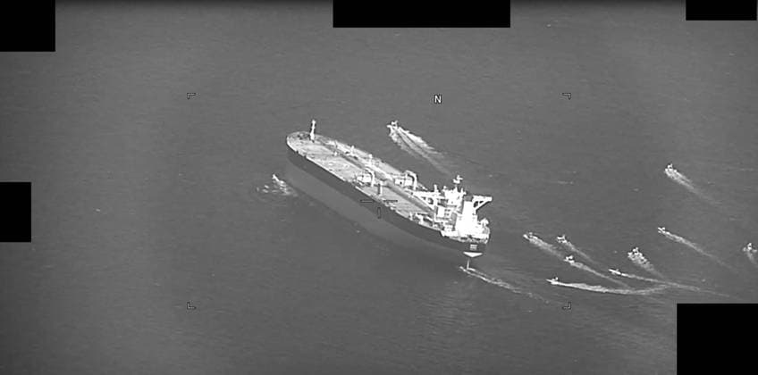 Bilder des Jahres 2023, News 05 Mai News Themen der Woche KW18 US-Marine veröffentlichten Video - Öltanker Niovi wird durch die iranische Marine beschlagnahmt A video screenshot shows the Panama-flagged oil tanker Niovi during its seizure by Iran s Islamic Revolutionary Guard Corps Navy (IRGCN) while transiting the Strait of Hormuz, on May 3, 2023. The oil tanker was transiting from the Arabian Gulf toward the United Arab Emirates when a dozen IRGCN fast-attack craft swarmed the vessel in the middle of the strait, forcing the oil tanker to reverse course and head toward Iranian territorial waters. A previous incident occurred six days ago when the Islamic Republic of Iran Navy seized Marshall Islands-flagged oil tanker Advantage Sweet while it transited international waters in the Gulf of Oman.  WAX2023050301 U.S.xNAVY