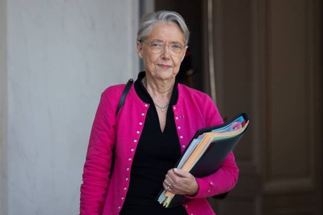 News Bilder des Tages Paris, France, May 3, 2023 - French Prime Minister Elisabeth Borne leaves after taking part in the weekly cabinet meeting at the Elysee Presidential Palace. NEWS, POLITIQUE, POLITICS, GOUVERNEMENT, CONSEIL DES MINISTRES, MINISTRE, MINISTRES  Copyright: xAlexisxSciardx