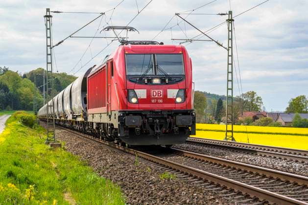 Osnabrück, Deutschland 02. Mai 2023: Eine Lok der Deutschen Bahn, DB, 187196, bei einem Einsatz im Güterverkehr. Der Güterzug fährt durch eine Landschaft welche vom Frühling geprägt ist. Die Bäume und eine Rapsfeld stehen in voller Blüte. Niedersachsen *** Osnabrück, Germany 02 May 2023 A locomotive of the Deutsche Bahn, DB, 187196, during an operation in freight traffic The freight train drives through a landscape which is characterized by spring The trees and a rape field are in full bloom Lower Saxony Copyright: xFotostandx xReissx