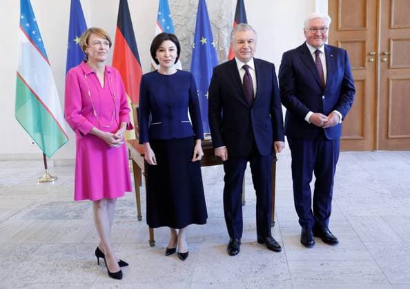 News Themen der Woche KW18 News Bilder des Tages Elke Büdenbender, Z.M. Choschimowa, Präsident der Republik Usbekistan Shavkat Mirziyoyev, Bundespräsident Frank-Walter Steinmeier, Deutschland, Berlin, Schloss Bellevue, Gespräch mit dem Präsidenten der Republik Usbekistan, Shawkat Mirsijojew *** Elke Büdenbender, Z M Khozhimova, President of the Republic of Uzbekistan Shavkat Mirziyoyev, Federal President Frank Walter Steinmeier, Germany, Berlin, Bellevue Palace, conversation with the President of the Republic of Uzbekistan, Shavkat Mirziyoyev