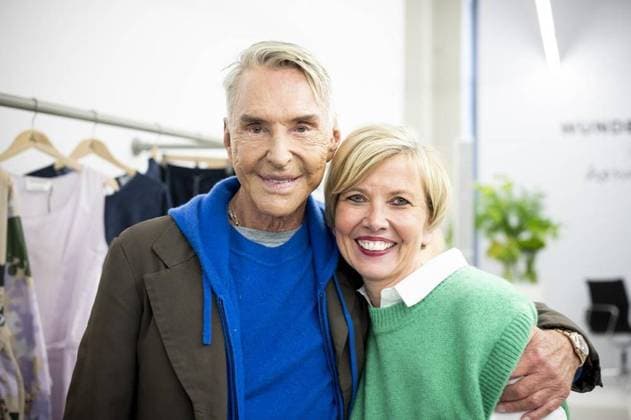 Bilder des Jahres 2023, Entertainment 05 Mai Entertainment Themen der Woche KW18 Entertainment Bilder des Tages Wolfgang Joop, deutscher Modedesigner und Gründer sowie Creative Director des Modelabels Wunderkind; Wolfgang Joop hat für den Fair Fashion-Anbieter Hessnatur eine limitierte Kollektion entworfen und präsentiert sie am 03.05.2023 zusammen mit Andrea Homann, Co-CEO bei dem Modelabel Hessnatur im Showroom von Silk Relations in Berlin *** NUR FÜR REDAKTIONELLE ZWECKE *** EDITORIAL USE ONLY ***<p>Wolfgang Joop, deutscher Modedesigner und Gründer sowie Creative Director des Modelabels Wunderkind; Wolfgang Joop hat für den Fair Fashion-Anbieter Hessnatur eine limitierte Kollektion entworfen und präsentiert sie am 03.05.2023 zusammen mit Andrea Homann, Co-CEO bei dem Modelabel Hessnatur im Showroom von Silk Relations in Berlin< p> Buntes De Copyright: AnikkaxBauer doc7q1k27cecyerrc6eele ,EDITORIAL USE ONLY