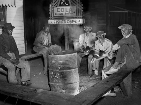 Laborers sitting around Fire on Saturday Night in Negro Quarter of Belle Glade, Florida, USA, Marion Post Wolcott, U.S. Farm Security Administration, February 1941  Copyright: xCircaxImagesx ghi-circa11593