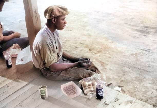Florida Migrant having Supper consisting of cold baked beans, bread, and bottle of pop, Belcross, North Carolina, USA, Jack Delano, U.S. Farm Security Administration, July 1940  Copyright: xCircaxImagesx ghi-circa11659