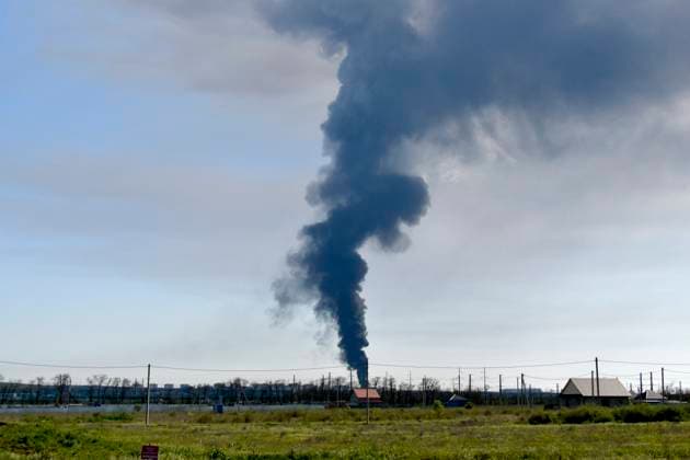 News Themen der Woche KW18 News Bilder des Tages RUSSIA, KRASNODAR REGION - MAY 3, 2023: Smoke billows from the site of a fire at an oil depot in the seaside village of Volna near the Strait of Kerch. According to the head of the Temryuk District administration, Babenkov, the fire covers an area of 1200 sq metres. Roman Sokolov TASS  58828437