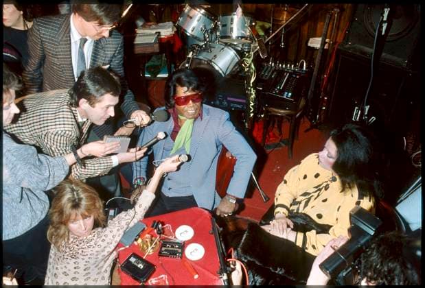 James BROWN promotet Europa-Tournee 1987 17. Jänner 1987, Wien, Eden Bar Bild: James BROWN und seine Ehefrau Marleen umringt von Journalisten in der Eden Bar, Kris KRENN Heute: Geburtstag von US-Soulsänger James Joseph BROWN, Jr. (* 3. Mai 1933 in der Nähe von Barnwell, South Carolina; 25. Dezember 2006 in Atlanta, Georgia) war ein US-amerikanischer Musiker. Er spielte Orgel, Klavier, Gitarre und Schlagzeug, trat aber fast ausschließlich als Sänger und Tänzer auf. Außerdem war er Bandleader und Musikproduzent. Brown besaß eine herausragende Stellung im Rhythm and Blues und Soul der 1950er und 1960er Jahre und hatte maßgeblichen Einfluss bei der Entstehung eines neuen Stils des Rhythm and Blues, des Funk, der seinerseits später Z101000489_030523_01jpeg