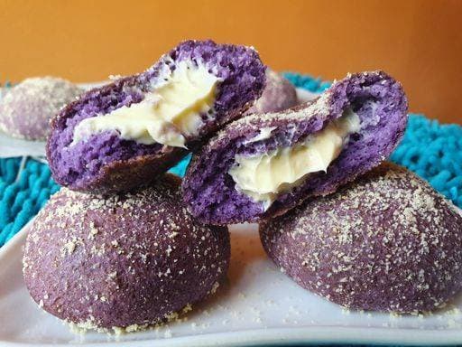 RECORD DATE NOT STATED A closeup shot of a tasty purple Ube bread with cream on a plate on a blue fluffy texture *** einer closeupe erschossen des einer schmackhaft lila Ube Brot mit Creme am einer Teller am einer Blau flauschig Textur 3664260