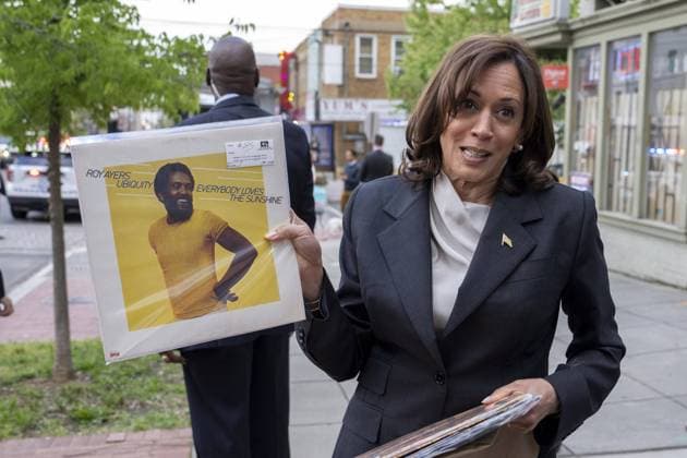 Bilder des Jahres 2023, News 05 Mai News Themen der Woche KW18 News Bilder des Tages USA, Kamala Harris besucht Home Rule Record Store in Washington U.S. Vice President Kamala Harris shows the records she bought at Home Rule Record store in Washington, DC on Wednesday, May 3, 2023.  WAP20230503542 KenxCedeno