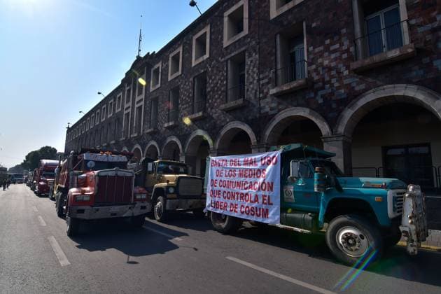 Mexiko, LKW Proteste für faire Löhne in Toluca May 03 ,2023 Toluca, Mexico : Transporters from different parts of the State of Mexico demonstrated by placing more than 100 dump trucks in the streets of downtown Toluca City, where they demanded fair rates and equitable work from the government, since they denounced that the authorities in the municipalities give preference to a single union that monopolizes the freight services. on May 03, 2023 in Toluca, Mo xico. Toluca Mexico - ZUMAe321 20230504_zia_e321_004 Copyright: xArturoxHernandezx