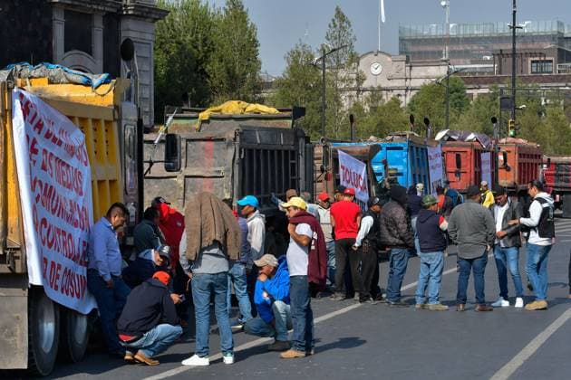 Mexiko, LKW Proteste für faire Löhne in Toluca May 03 ,2023 Toluca, Mexico : Transporters from different parts of the State of Mexico demonstrated by placing more than 100 dump trucks in the streets of downtown Toluca City, where they demanded fair rates and equitable work from the government, since they denounced that the authorities in the municipalities give preference to a single union that monopolizes the freight services. on May 03, 2023 in Toluca, Mo xico. Toluca Mexico - ZUMAe321 20230504_zia_e321_008 Copyright: xArturoxHernandezx