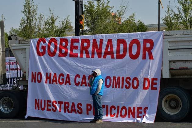 Mexiko, LKW Proteste für faire Löhne in Toluca May 03 ,2023 Toluca, Mexico : Transporters from different parts of the State of Mexico demonstrated by placing more than 100 dump trucks in the streets of downtown Toluca City, where they demanded fair rates and equitable work from the government, since they denounced that the authorities in the municipalities give preference to a single union that monopolizes the freight services. on May 03, 2023 in Toluca, Mo xico. Toluca Mexico - ZUMAe321 20230504_zia_e321_009 Copyright: xArturoxHernandezx