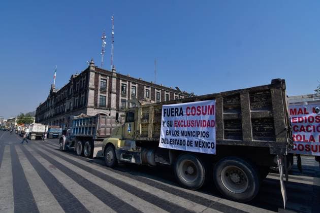 Mexiko, LKW Proteste für faire Löhne in Toluca May 03 ,2023 Toluca, Mexico : Transporters from different parts of the State of Mexico demonstrated by placing more than 100 dump trucks in the streets of downtown Toluca City, where they demanded fair rates and equitable work from the government, since they denounced that the authorities in the municipalities give preference to a single union that monopolizes the freight services. on May 03, 2023 in Toluca, Mo xico. Toluca Mexico - ZUMAe321 20230504_zia_e321_010 Copyright: xArturoxHernandezx