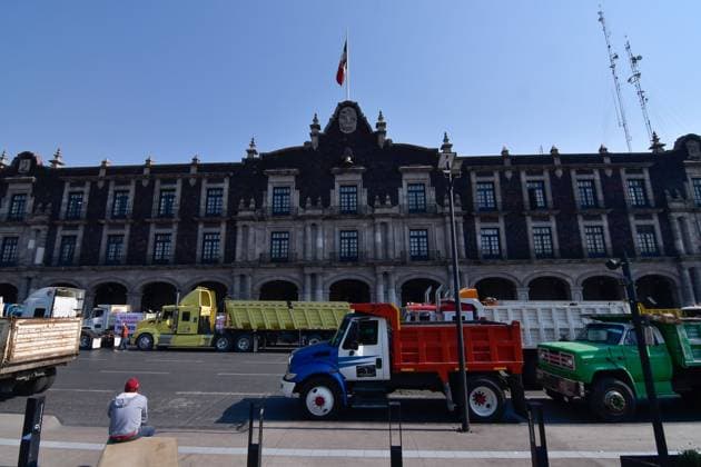 Mexiko, LKW Proteste für faire Löhne in Toluca May 03 ,2023 Toluca, Mexico : Transporters from different parts of the State of Mexico demonstrated by placing more than 100 dump trucks in the streets of downtown Toluca City, where they demanded fair rates and equitable work from the government, since they denounced that the authorities in the municipalities give preference to a single union that monopolizes the freight services. on May 03, 2023 in Toluca, Mo xico. Toluca Mexico - ZUMAe321 20230504_zia_e321_011 Copyright: xArturoxHernandezx