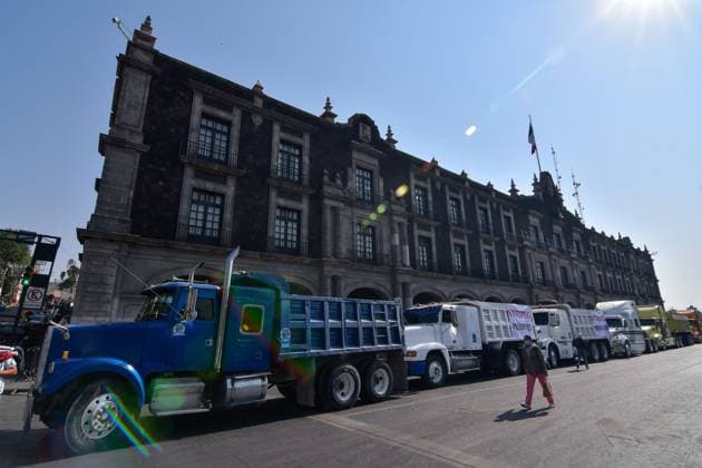 Mexiko, LKW Proteste für faire Löhne in Toluca May 03 ,2023 Toluca, Mexico : Transporters from different parts of the State of Mexico demonstrated by placing more than 100 dump trucks in the streets of downtown Toluca City, where they demanded fair rates and equitable work from the government, since they denounced that the authorities in the municipalities give preference to a single union that monopolizes the freight services. on May 03, 2023 in Toluca, Mo xico. Toluca Mexico - ZUMAe321 20230504_zia_e321_013 Copyright: xArturoxHernandezx