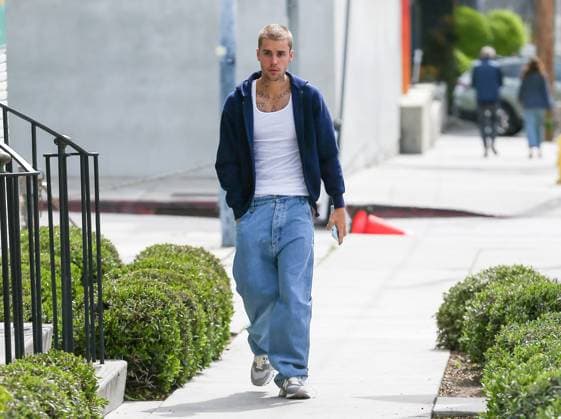 Justin Bieber sports baggy denim as he checks his phone while out in the city. Featuring: Justin Bieber Where: Los Angeles, California, United States When: 03 May 2023 Credit: thecelebrityfinder BauerGriffin INSTARimages Copyright: xthecelebrityfinderx 52678562 EDITORIAL USE ONLY. NOT FOR USE BY NEWSPAPERS BASED IN THE UK.