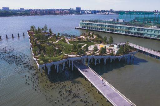 An aerial view of the Little Island in New York City *** An&Verkauf aerial Ansicht des der Wenig Insel ÊIn Neuen York Stadt 3732628