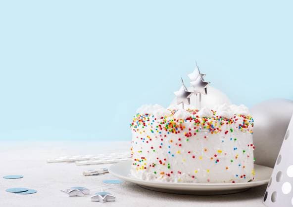 Geburtstagskuchen mit Streuseln *** Birthday cake with Crumble Copyright: imageBROKER OleksandrxLatkun iblole08508422.jpg
