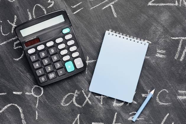  Taschenrechner Notizbuch Kreidetafel *** Calculator Notebook Chalkboard Copyright: imageBROKER/OleksandrxLatkun ibxole08508619.jpg