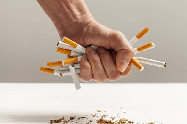 Gewohnheit des Zigarettenrauchens (1) *** Habit of Cigarette smoking 1 Copyright: imageBROKER OleksandrxLatkun ibxole08508735.jpg
