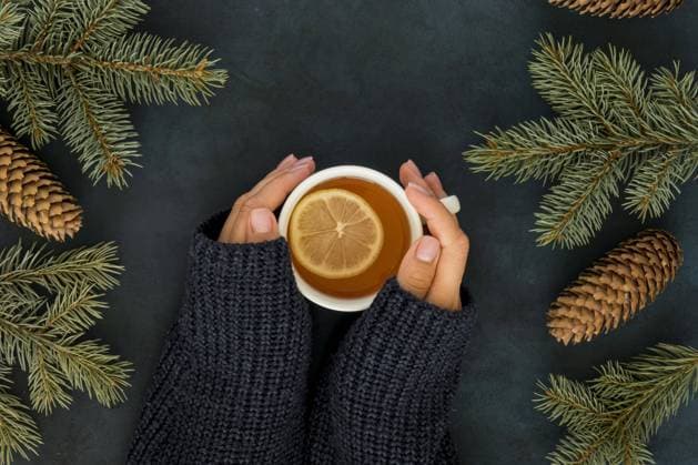  Nettes Winterkonzept mit Frau, die eine Tasse Tee hält *** Nice Winter concept with Woman, the a Cup Tea holds Copyright: imageBROKER/OleksandrxLatkun ibxole08509237.jpg