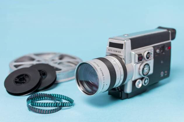Filmspulen Filmstreifen Vintage Camcorder blauer Hintergrund *** Film coils Filmstrips Vintage Camcorder Blue Background Copyright: imageBROKER OleksandrxLatkun ibxole08509487.jpg