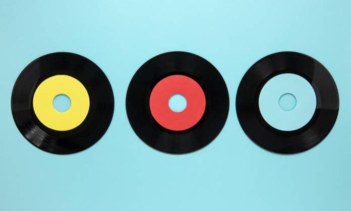 Flachlage alte Schallplatten blauer Hintergrund Copyright: imageBROKER/OleksandrxLatkun ibxole08509664.jpg