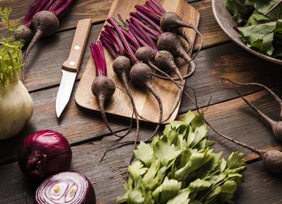  Schneidebrett für frische Rüben flachgelegt *** Cutting board for Freshness Turnips laid flat Copyright: imageBROKER/OleksandrxLatkun ibxole08509760.jpg