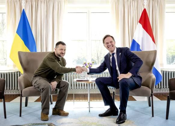 News Themen der Woche KW18 News Bilder des Tages THE HAGUE - Prime Minister Mark Rutte greets Ukrainian President Volodymyr Zelensky at the Catshuis. The president has traveled abroad more often in recent months. It is the first time that he visits the Netherlands. ANP ROBIN VAN LONKHUIJSEN netherlands out - belgium out  Copyright: xx x468461960x originalFilename: 468461960.jpg