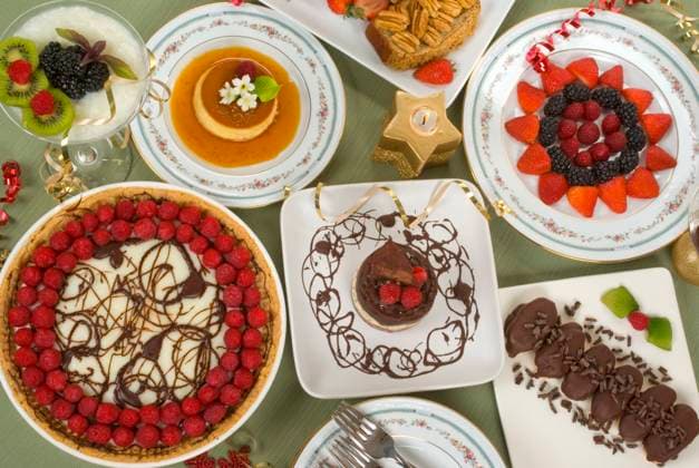 Elegant table with many desserts and fruits (eclair, pecan swirl cake, raspberry pie, rice pudding, cheese cake, creme caramel, and more) Copyright: xBrianxChasex xDesignxPicsx , 30775488 Copyright: BrianxChasex xDesignxPics 30775488