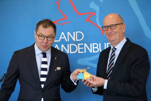 News Themen der Woche KW18 News Bilder des Tages Der ukrainische Botschafter Oleksii Makeiev und Ministerpräsident Dietmar Woidke (SPD), v.l., halten herzförmige Seife in ukrainischen Landesfarben beim Antrittsbesuch des Botschafters in der Staatskanzlei in Potsdam, 4. Mai 2023. Brandenburg: Ministerpräsident Woidke empfängt Botschafter Makeiev *** Ukrainian Ambassador Oleksii Makeiev and Minister President Dietmar Woidke SPD , v l , holding heart-shaped soap in Ukrainian national colors during the ambassadors inaugural visit to the State Chancellery in Potsdam, 4 May 2023 Brandenburg Minister President Woidke receives Ambassador Makeiev