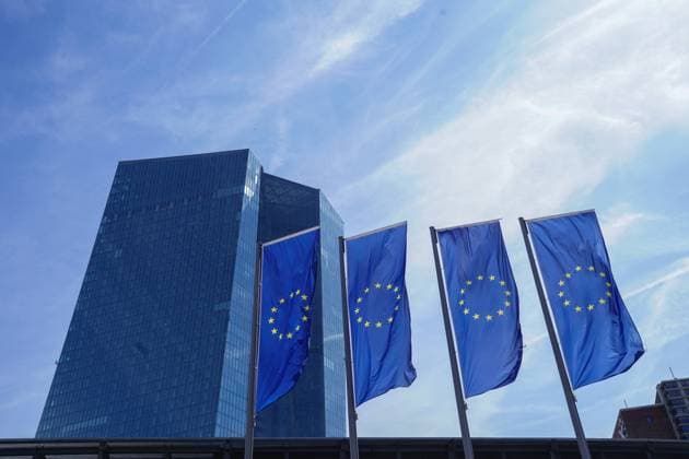 Symbolfoto der Europaeischen Zentralbank kurz vor der heutigen Pressenkonferenz ;Praesidentin;Europaeischen Zentralbank;Pressekonferenz;EZB;Frankfurt;Bank;Europa;Geld;Geldmittel;Leitzins;Zahlung;Zahlungsmittel;Inflation;Zinsen;Geldfluss;Wohlstand;Portrait;Portraet;Einzelbild;ECB;Eurosystem Frankfurt Hessen Deutschland *** symbol photo of the European Central Bank shortly before todays press conference president European Central Bank press conference ECB Frankfurt bank Europe money money resources key interest rate payment means of payment inflation interest money flow prosperity portrait single image ECB Eurosystem Frankfurt Hesse Germany