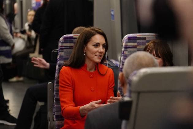 . 04 05 2023. London, United Kingdom.Prince William and Kate Middleton, the Prince and Princess of Wales, travel on London Underground s Elizabeth Line on their way to visiting the Dog and Duck pub in Soho, London.  xi-Imagesx xPoolx IIM-24343-0089