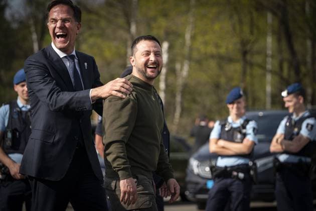 News Bilder des Tages SOESTERBERG - Ukrainian President Volodymyr Zelensky, Prime Minister Mark Rutte and Minister Kajsa Ollongren (Defense) during a visit to the military base Camp Soesterberg. Earlier in the week, the president attended a meeting of Northern European leaders on the war in Ukraine. ANP JEROEN JUMELET netherlands out - belgium out  Copyright: xx x468484363x originalFilename: 468484363.jpg
