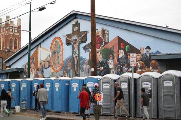 Migrants use portable toilets, Wednesday, May 3, 2023, at a camp for migrants crossing from Mexico set up around the Sacred Heart Church in the central border city of El Paso, Texas, USA (Issued 04 May 2023). The Venezuelan Luis Gutiérrez, one of the hundreds of migrants who are arriving in El Paso (Texas) these days, tells EFE that he knows nothing of Title 42, a directive for the expedited expulsion of migrants at the border that is expected to cease to apply. apply in a week. EFE Jesus Rosales Venezuelan migrants in El Paso embrace only their faith, not policies !ACHTUNG: NUR REDAKTIONELLE NUTZUNG! Copyright: xJesúsxRosalesx USA6763 20230504-df1ba8b25188cba7f5d8adba41c201c403a422dd