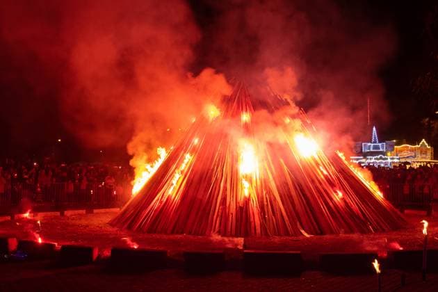 Ein Feuerwerk entzuendet das Walpurgisfeuer waehrend der Walpurgisnacht am 30.04.2023 auf dem Domplatz in Erfurt. Der Name des Festes leitet sich von der heiligen Walburga ab, deren Gedenktag bis ins Mittelalter am 1. Mai, dem Tag ihrer Heiligsprechung, gefeiert wurde. Fireworks ignite the Walpurgis fire during Walpurgis Night on April 30th, 2023 on the cathedral square in Erfurt. The name of the festival derives from St. Walburga, whose memorial day was celebrated on May 1st, the day of her canonization, until the Middle Ages. search: Deutschland Feste Volksfeste Braeuche Brauchtum Feier feiern Tradition traditionell traditionelle Volksfest Volksfeste Walpurgisnacht Walpurgisfeuer Walpurgis night Hexerei Spuk Hexenspuk Scheiterhaufen