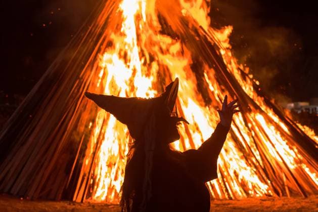 Eine Darstellerin des Hexen- und Teufelsspektakel (Helmis Self Theater) spielt eine Hexe waehrend der Walpurgisnacht am 30.04.2023 auf dem Domplatz in Erfurt. Die Hexen und Teufel geben sich jedoch laengst noch nicht geschlagen und versuchen, mit einem hoellischen Spektakel in der Walpurgisnacht letztmalig den Sieg des Fruehlings zu verhindern. Der Name des Festes leitet sich von der heiligen Walburga ab, deren Gedenktag bis ins Mittelalter am 1. Mai, dem Tag ihrer Heiligsprechung, gefeiert wurde. An actress of the witch and devil spectacle (Helmis Self Theater) plays a witch during Walpurgis Night on the cathedral square in Erfurt, April 30th, 2023. However, the witches and devils are far from giving up and try to prevent the victory of sp