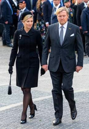 04-05-2023 Amsterdam Queen Maxima and King Willem-Alexander at the wearth laying ceremony (Dodenherdenking) at the WWII memorial at the monument op de Dam in Amsterdam. Â  Copyright: xPPEx