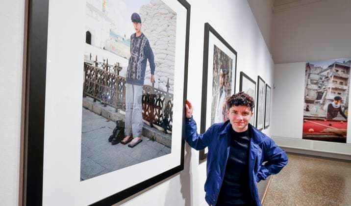 Das deutsch-ukrainische Team Sebastian Wells (Foto) und Vsevolod Kazarin hat den 3. Deutschen Friedenspreis fuer Fotografie der Stadt Osnabrueck erhalten (Foto vom 04.05.2023). Die mit 10.000 Euro dotierte Auszeichnung wird Wells (27) am Donnerstagabend in Osnabrueck ueberreicht. Der in einem Vorort von Kiew lebende Kazarin (23) durfte nicht ausreisen. Die beiden wurden fuer ihre Serie Young people photographed in Kyiv 2022 geehrt. Die fuenf Aufnahmen zeigen junge Menschen in den Strassen von Kiew. (Siehe epd-Meldung vom 04.05.2023) EDITORIAL USE ONLY