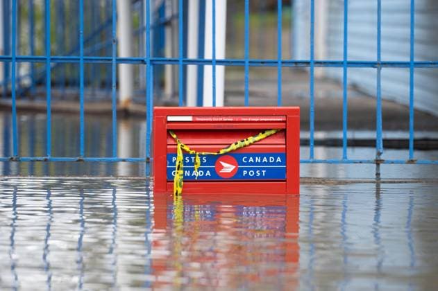 News Bilder des Tages May 4, 2023, Gatineau, PQ, Canada: A partially flooded Canada Post mail box is seen in the Gatineau, Que. region on Thursday, May 4, 2023. Flood warnings are in effect for the national capital region following significant rainfall and increased water runoff. Gatineau Canada  - ZUMAc35_ 20230504_zaf_c35_131 Copyright: xSpencerxColbyx