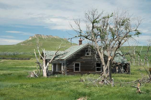 USA, Great Plains, South Dakota, abandoned farmhouse 