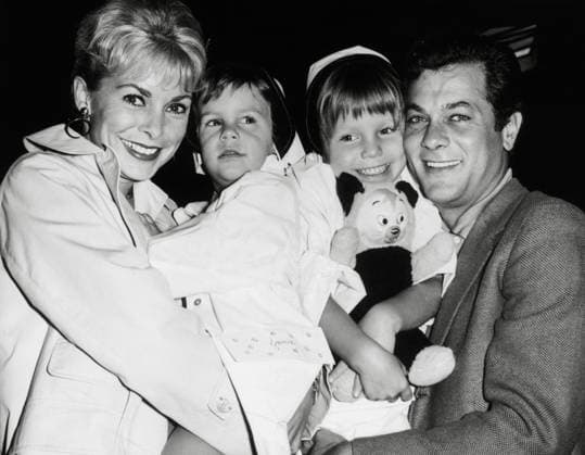 Janet Leigh, Jamie Lee Curtis, Kelly Curtis, Tony Curtis, circa 1962. File Reference 34408-477THA  Copyright: xCinemaxLegacyxCollection ThexHollywoodxArchivex 34408-477THA The Hollywood Archive