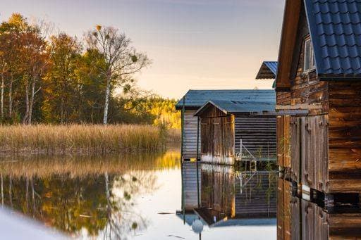 A beautiful view of a house near a lake and a forest *** einer Schönes Ansicht des einer Haus nahe einer See und einer Wald 3851086