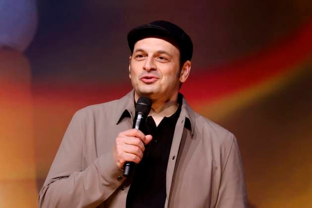 Entertainment Themen der Woche KW18 Entertainment Bilder des Tages Komiker Kaya Yanar bei seinem Auftritt im Rahmen der Tour mit dem Titel Fluch der Familie in der Lanxess-Arena. Köln, 04.05.2023 NRW Deutschland *** Comedian Kaya Yanar during his performance as part of the tour entitled Curse of the Family at Lanxess Arena Cologne, 04 05 2023 NRW Germany Copyright: xChristophxHardtx