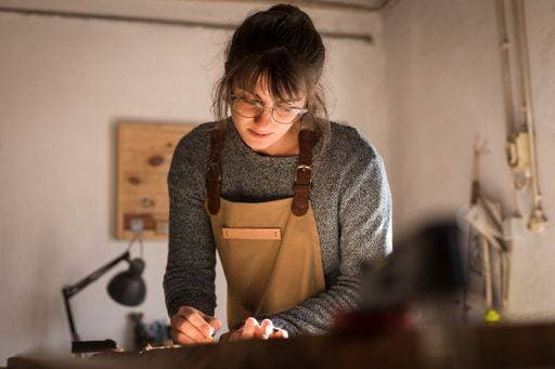 RECORD DATE NOT STATED A young caucasian woman working as a carpenter in a wood laboratory - young entrepreneur in Lisbon *** einer Jung kaukasisch Frau arbeitende als einer Zimmermannsgeselle ÊIn einer Holz Labor Jung Unternehmerin ÊIn Lissabon 3870593 ,model released, Symbolfoto ,property released